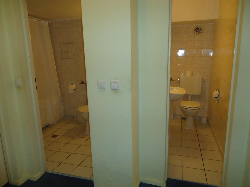 Hotel Kubrat Am Checkpoint Charlie Berlin Room photo