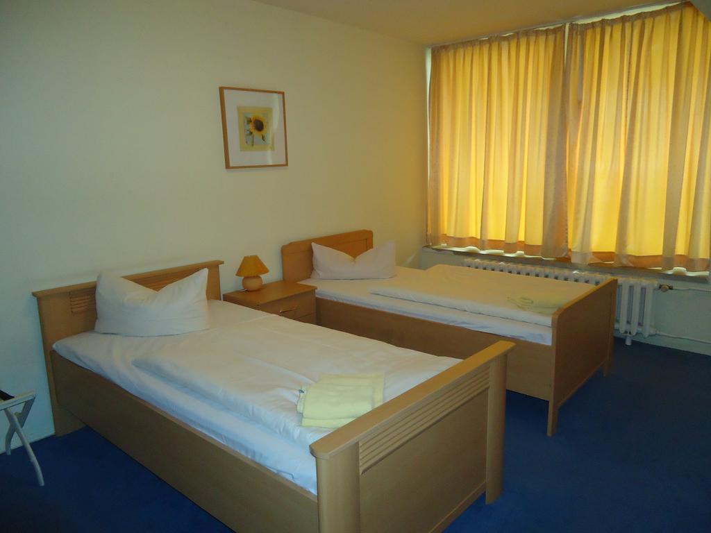 Hotel Kubrat Am Checkpoint Charlie Berlin Room photo