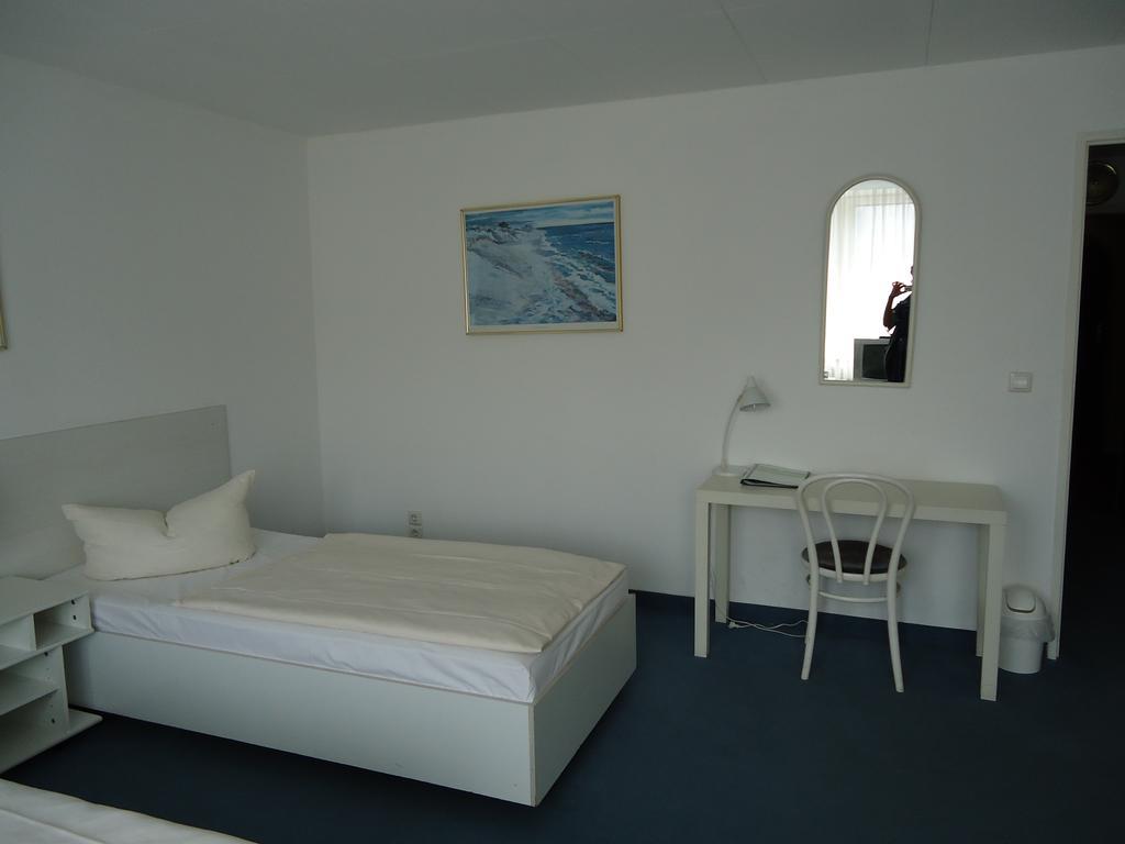 Hotel Kubrat Am Checkpoint Charlie Berlin Room photo