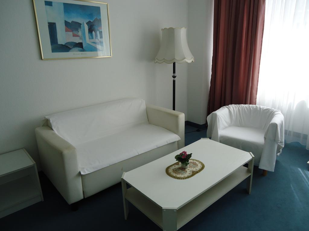 Hotel Kubrat Am Checkpoint Charlie Berlin Room photo