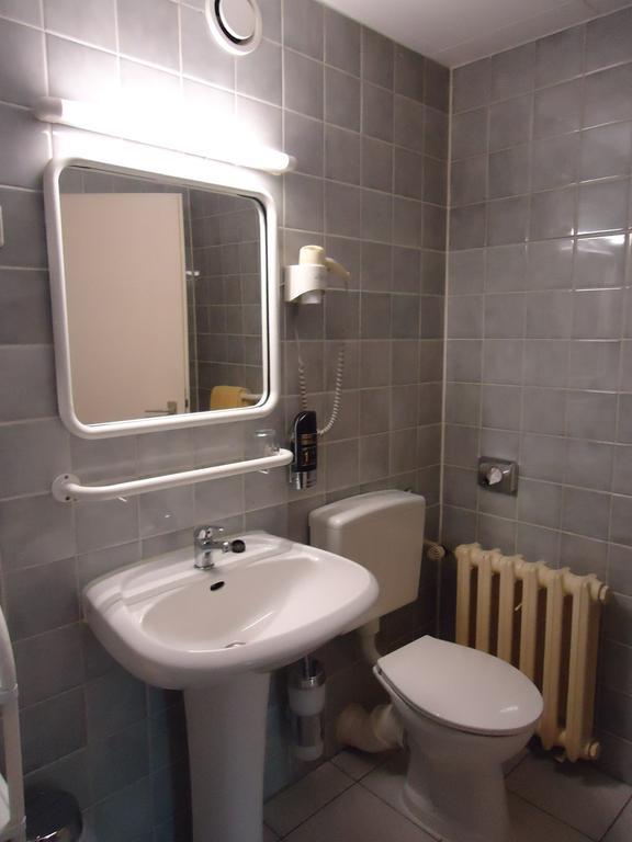 Hotel Kubrat Am Checkpoint Charlie Berlin Room photo